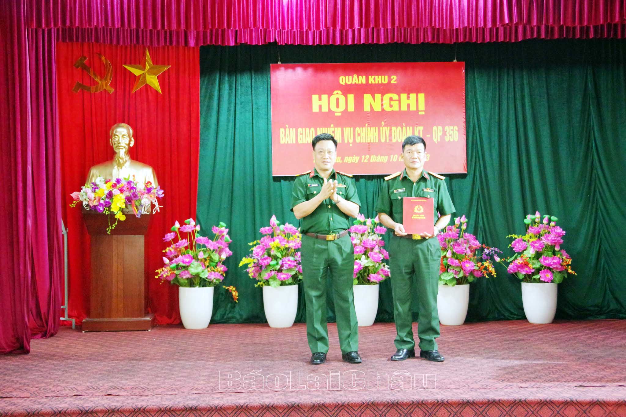 Đồng chí Đại tá Khổng Đình Tám - Chủ nhiệm Chính trị Quân khu II trao quyết định về công tác cán bộ cho đồng chí Thượng tá Lê Hoàng Mai.